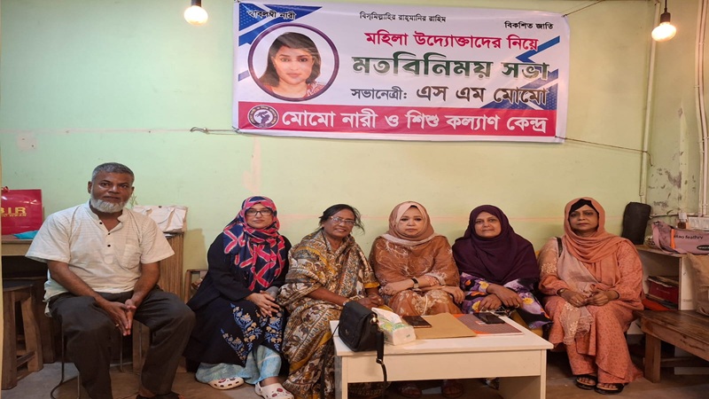 কবি শারাবান তহুরাকে সম্মাননা স্মারক দিলেন মোমো নারী ও শিশু কল্যাণ কেন্দ্র